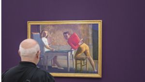 Ein Besucher der Balthus-Ausstellung vor dem Gemälde „La Partie de cartese“ von 1948-1950 Foto: dpa
