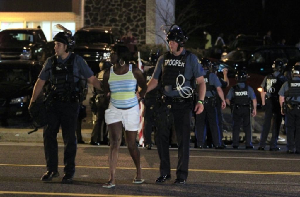 Polizisten nehmen eine Demonstrantin in Ferguson fest. Die Behörden haben den Notstand ausgerufen. Foto: AP