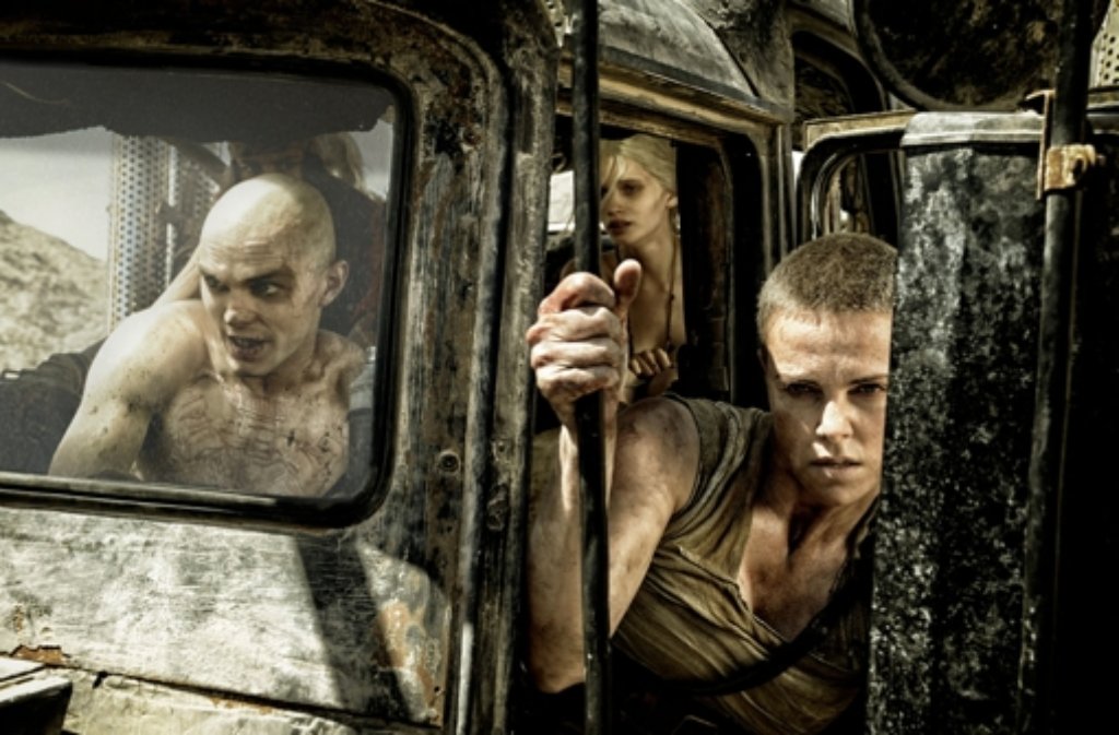 Nicholas Hoult als Nux (von links), Abbey Lee Kershaw als Wag und Charlize Theron als Furiosa in Mad Max: Fury Road, der am 14. Mai in die deutschen Kinos kommt.