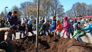 Nicht nur die Gronauer Kinder – hier bei einer Pflanzaktion im März 2017 – brauchen Kindergartenplätze. Foto:  