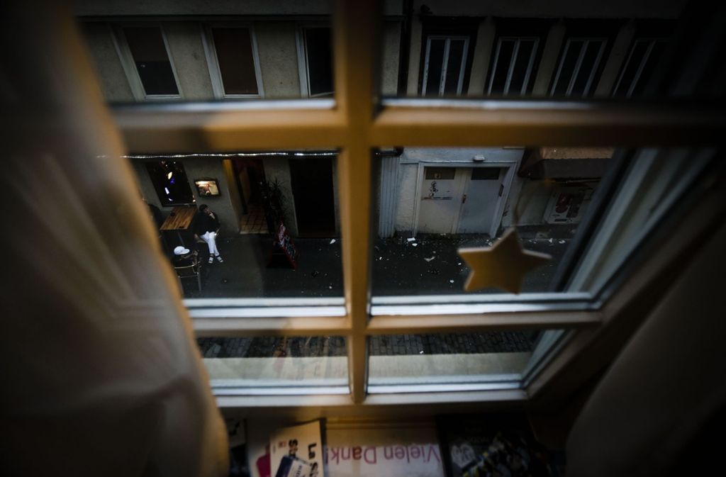 Blick aus dem Café Strich-Punkt auf die Jakobstraße. 180 männliche Prostituierte suchen hier übers Jahr Hilfe – das Prostitutionsschutzgesetz tangiert ihre Situation kaum. Foto: Leif Piechowski