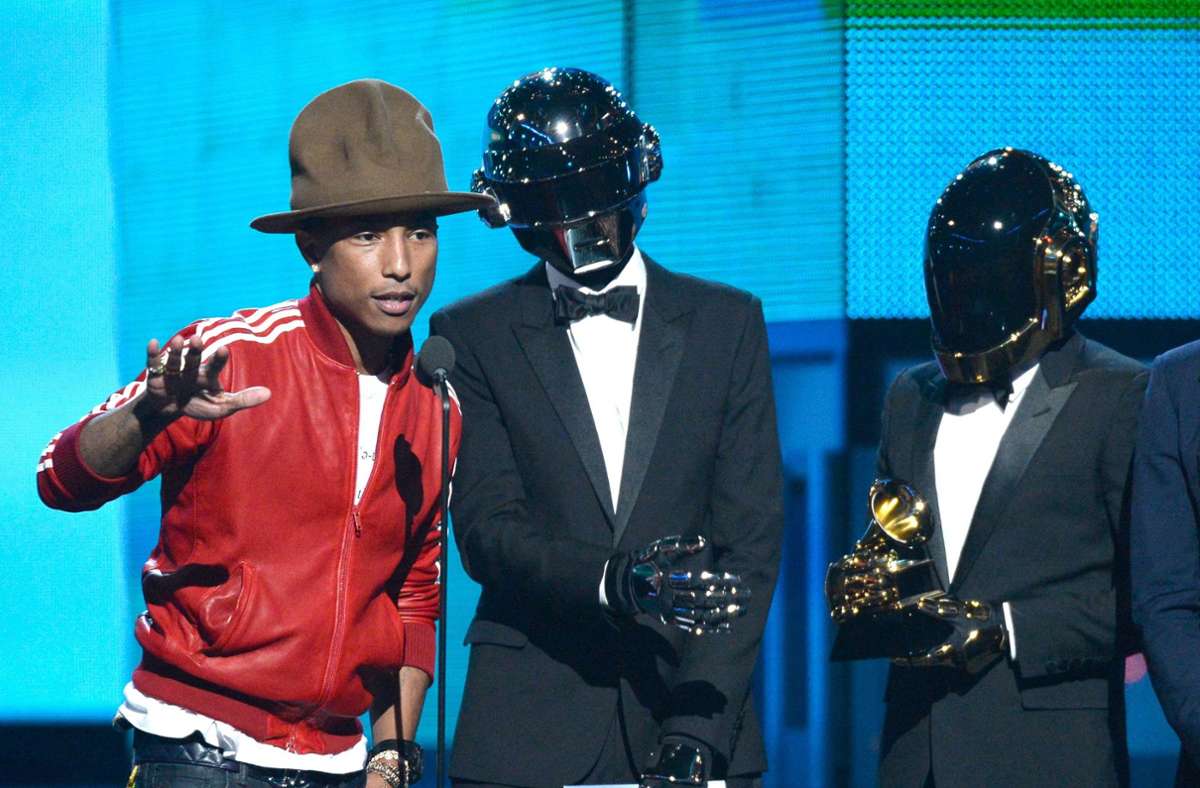 Bei den Grammy Awards 2014 in Los Angeles bekommt Pharrell Williams (links) mit Daft Punk (Thomas Bangalter, Mitte, und Guy-Manuel de Homem-Christo) einen Preis für „Get Lucky“.