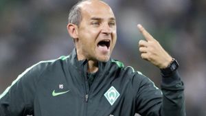 Der Bremer Trainer Viktor Skripnik beim Spiel in Mönchengladbach - Bremen verliert 4:1. Foto: dpa