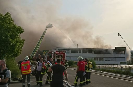 Beim Brand des Außenlagers einer Baustofffirma beim Herrenberger Bahnhof  haben Zeugen von Explosionen berichtet. Foto: SDMG