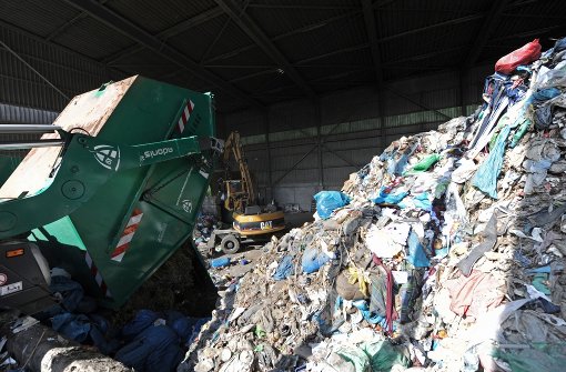 In Baden-Württemberg wird etwas weniger Müll produziert, dennoch steigen die Kosten. Foto: dpa