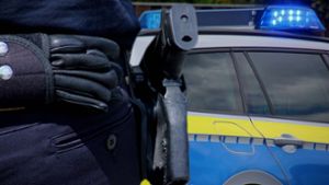 Polizisten haben im Hohenlohekreis auf einen Mann geschossen, der sie mit einem Messer angegriffen haben soll (Symbolfoto). Foto: imago images/Die Videomanufaktur/Martin Dziadek via www.imago-images.de