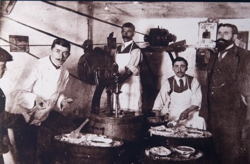 So fing alles an: Eis-Pionier Giulio Bertazzoni (re.) kontrolliert die Speiseeisproduktion. Klicken Sie sich durch Bilder von damals und heute. Foto: Privat