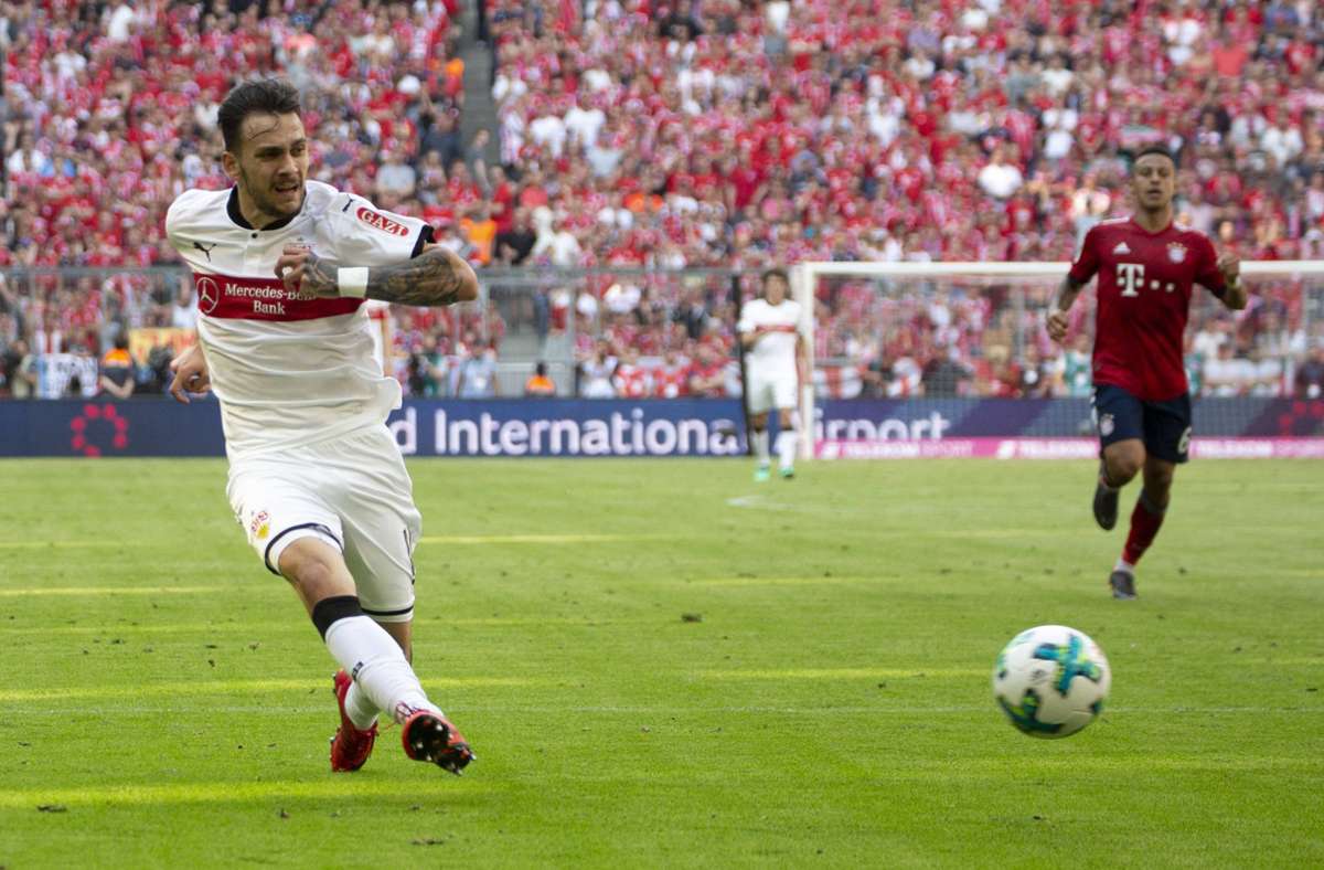 Am letzten Spieltag der Saison 2017/18 sorgt der VfB aber für ein Ausrufezeichen der besonderen Art. Auf unserem Foto trifft Anastasios Donis in München zum 2:1 für den VfB – am Ende siegen die Stuttgarter beim Meister mit 4:1, und schließen die Saison als Tabellen-Siebter ab.