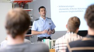 Oberleutnant  diskutiert mit Schülern Foto: dpa