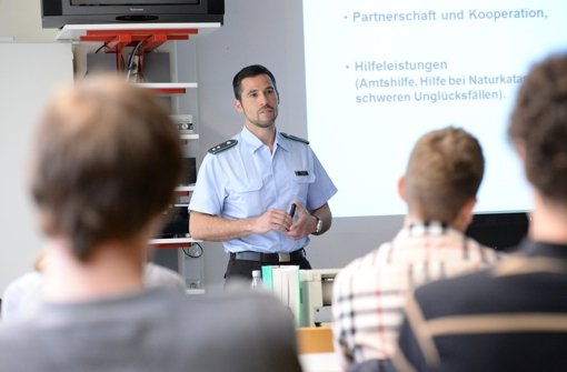 Oberleutnant  diskutiert mit Schülern Foto: dpa