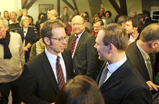 Kandidat Hartwig Maier (rechts) gratuliert dem Wahlsieger Jan Trost. Foto: W. Kuhnle