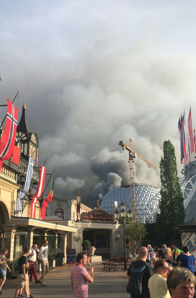 Zahlreiche Besucher des Europa-Parks verfolgen das Feuer aus der Ferne.