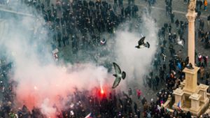 Wasserwerfer und Tränengas  – Krawalle bei Demo in Prag