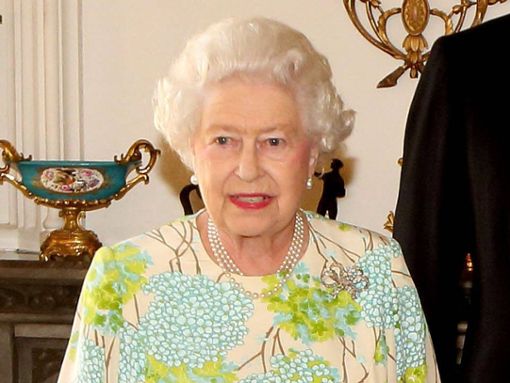 Queen Elizabeth II. nahm die Hilfe beim Dreh des Paddington-Bär-Sketches dankend an. Foto: imago images/Starface