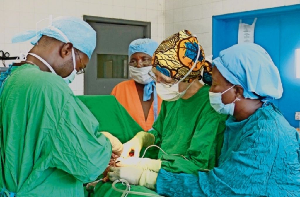 Sabine Waldmann-Brun bei einer OP in Sierra Leone, links zu sehen ist ein chirurgischer Auszubildender. Weitere Bilder gibt es in unserer Fotostrecke.