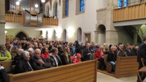 Bei der Gründung des Freundeskreises für Flüchtlinge in der Degerlocher Michaelskirche waren viele interessierte Helfer zugegen. Foto:  