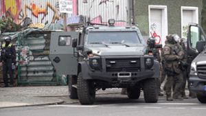 Polizisten an einem gepanzerten Fahrzeug in Berlin: Am 26. Februar war Ex-RAF-Terroristin Daniela Klette in Berlin-Kreuzberg festgenommen worden. Foto: Paul Zinken/dpa