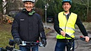 Mehrfach pro Woche fahren der Mobilitätsmanager Martin Kerner (l.) und der Fahrradbeauftragte Volker Schmid mit dem Rad zur Uni. Kurz sind ihre Wege nicht. Foto: Julia Bosch
