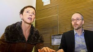 Die Politiker Sabine Leidig (Linke)  und Matthias Gastel sind Gegner des Bahnprojekts. Foto: dpa