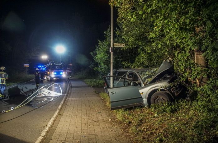 Unfall bei Gäufelden: Autofahrer kracht gegen Baum