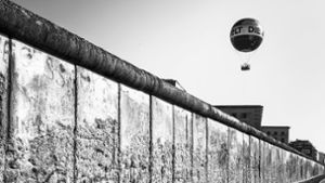 Reste der Berliner Mauer und Symbole der neuen Zeit: Sie erzählen vom Scheitern und vom Gewinnen. Aber wie eindeutig ist ihre Botschaft? Foto: imago/Wirestock