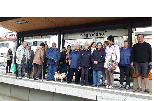 Bürger aus dem Stuttgarter Norden protestieren gegen den Abbau ihrer Stadtbahnhaltestelle in der Friedhofstraße. Foto: Eva Funke