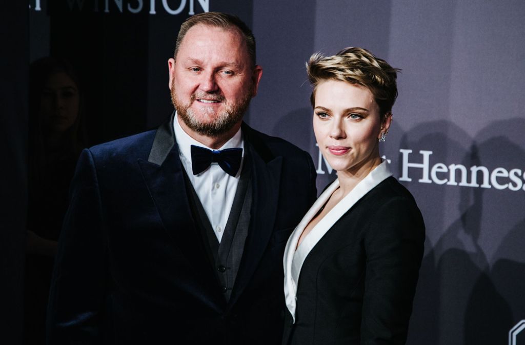 US-Schauspielerin Scarlett Johansson und amfAR-Geschäftsführer Kevin Robert Frost. Johansson wurde für ihren Einsatz gegen HIV und Aids geehrt.
