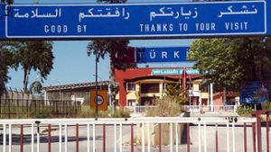 Grenzübergang an der Syrisch-Türkischen Grenze, nahe der syrischen Stadt Kasab:  An der mehr als 900 Kilometer langen Grenze der Türkei zu Syrien und Irak gibt es 14 offizielle Übergänge – drei davon kontrolliert bereits die Terrormiliz Islamischer Staat (IS). Foto: dpa