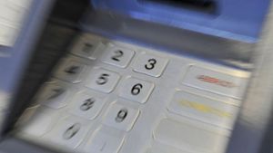 Am Automat: Bank verbietet Abhebungen unter 50 Euro