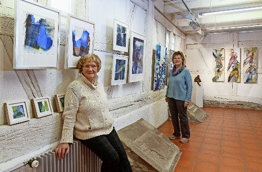 Ruth Finke (links) und Barbara Fauser sind stolz auf ihre Ausstellung. Foto: factum/Bach