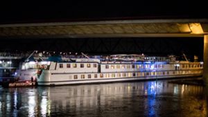 Schiff rammt Brückenpfeiler auf dem Rhein