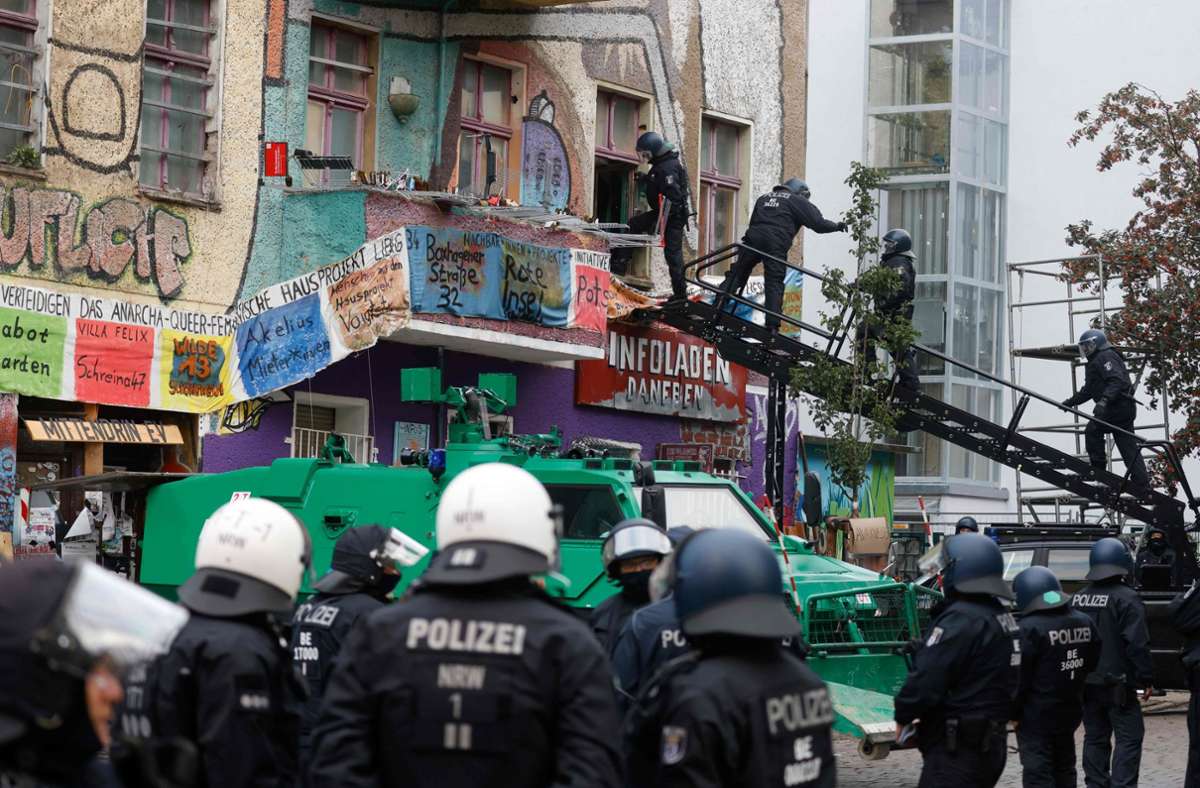 Polizisten dringen im Oktober in das besetzte Haus Liebigstraße 34 Foto: AFP/ODD ANDERSEN