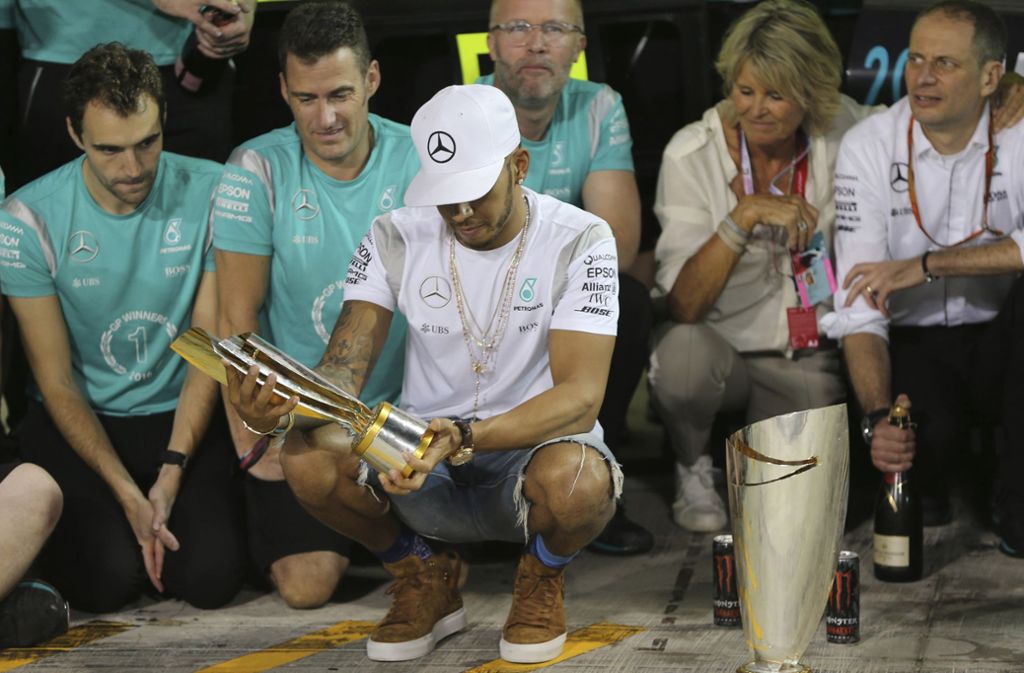 Lewis Hamilton schaut mit gemischten Gefühlen auf seinen Pokal. Das Rennen in Abu Dhabi hat er gewonnen – nicht aber die WM.