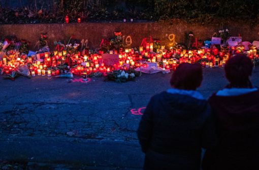 Ein Lichtermeer erinnert in Illerkirchberg an das getötete Mädchen. Foto: dpa/Christoph Schmidt
