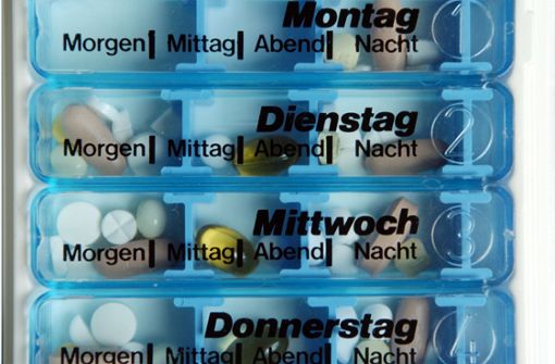 Fast zwei Millionen Menschen in Deutschland sind einer Studie zufolge abhängig von bestimmten Medikamenten wie zum Beispiel Schmerzmitteln (Symbolbild). Foto: dpa