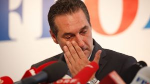 FPÖ-Chef Heinz-Christian Strache verkündet die Anfechtung der Bundespräsidentenwahl. Foto: EPA