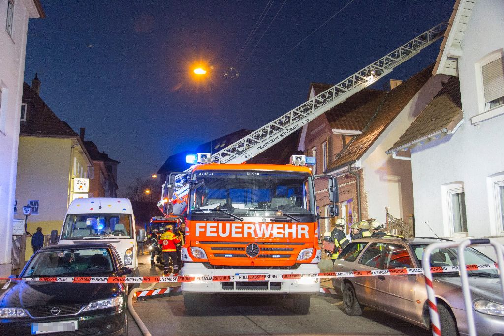 In einer Erdgeschosswohnung in Zuffenhausen bricht am Mittwochnachmittag ein Feuer aus.