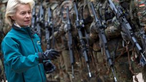 Ministerin Ursula von der Leyen vor Soldaten mit dem Sturmgewehr G 36. Foto: dpa