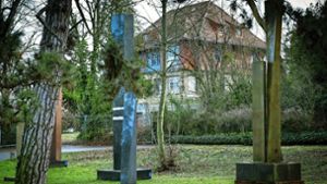 Die Skulpturen vor Hajek-Villa im Stuttgarter Westen verschwinden Stück für Stück. Foto: Lichtgut/Achim Zweygarth