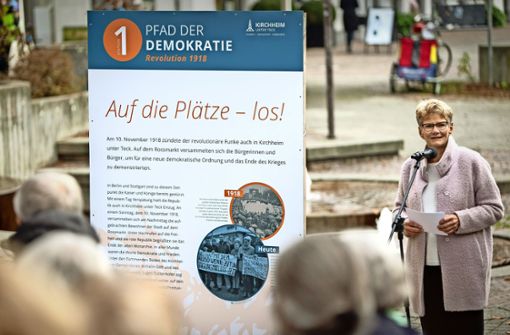 Angelika Matt-Heidecker eröffnete den Pfad der Demokratie und erinnerte an die Gründer der Weimarer Republik. Foto: Michael Steinert