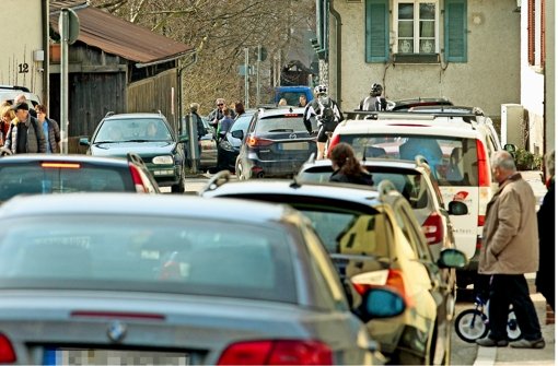 Typischer Sonntag in Rotenberg:  Autos stehen Stoßstange an Stoßstange Foto: factum/Granville
