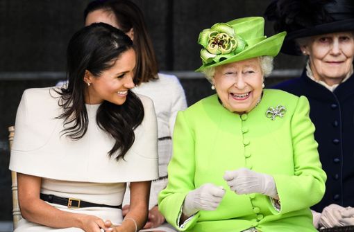 Da wir gescherzt, geplaudert und gelacht: Herzogin Meghan und Queen Elizabeth II. bei einem Termin im englischen Cheshire. Foto: Getty Images Europe