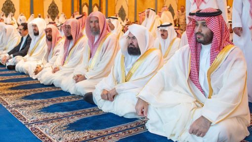 Der saudische Kronprinz Mohammed bin Salman (ganz rechts) in einer Moschee in Mekka Foto: AFP