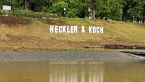 Aktivisten installieren Heckler-&-Koch-Schriftzug