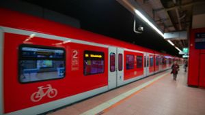 Unbekannter belästigt Frau in der S-Bahn