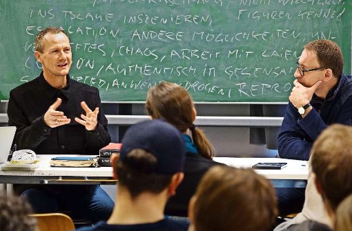 Der britische Regisseur Marc Munden (links) erzählt den  Ludwigsburger Studenten, wie er arbeitet. Auch Michael Rösel, Dozent an der Filmakademie, hört interessiert zu. Foto: factum/Weise