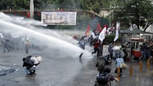 Mit Wasserwerfern geht die Polizei in Istanbul gegen Demonstranten vor. Foto: dpa