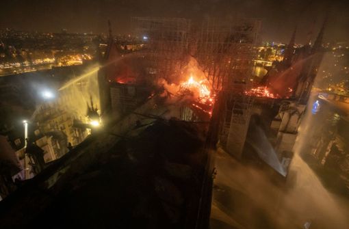 Ein Foto, das die Pariser Feuerwehr selbst von ihrem Einsatz aufgenommen hat: Notre Dame in Flammen Foto: Getty/BSPP