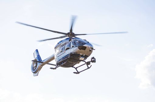 Die Polizei fahndete mit einem Hubschrauber nach dem Angreifer. (Symbolfoto) Foto: IMAGO/Karsten Schmalz