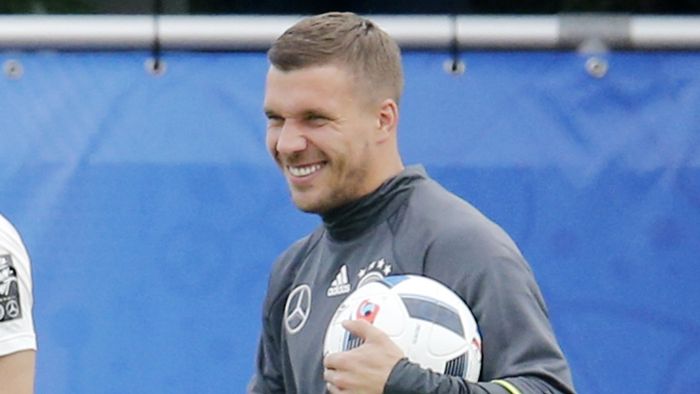 Podolski: „80 Prozent von euch kratzen sich doch auch an den Eiern“